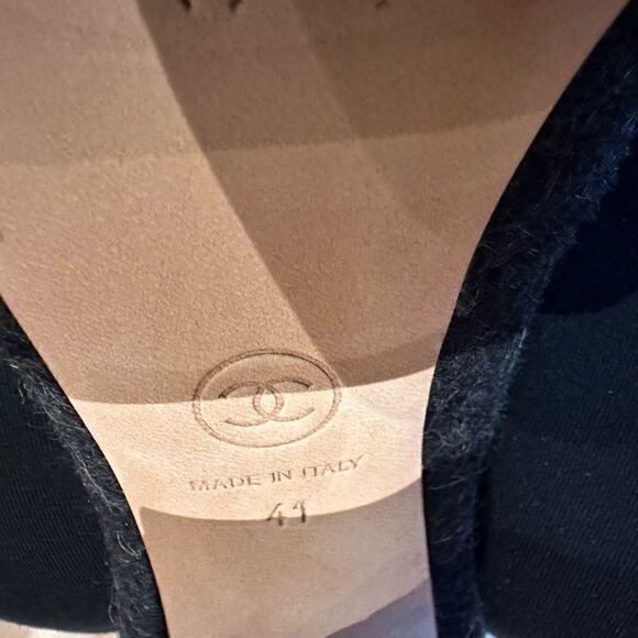 Chanel gray boots with gold embellished heel. Size 41 - Picture 12 of 17